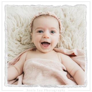 Who said “I missed out on newborn photos because my baby is past 3 weeks old!”? Not me!! It just means you get less sleepy poses and more personality!
Happy 11 week old Olivia came in with her family of 6 today, and what a little sweetheart. 💕
I love that great, big smile 😀 🫶
.
.
.
.
.
#sonialeephotography #newbornphotography  #adelaidenewbornphotos  #westernsuburbsphotographer #babyphotographer